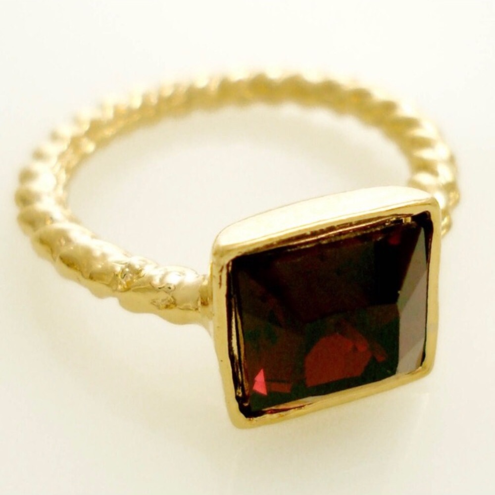 🥳HP🥳BURGUNDY SWAROVSKI TWISTED STACK RING
